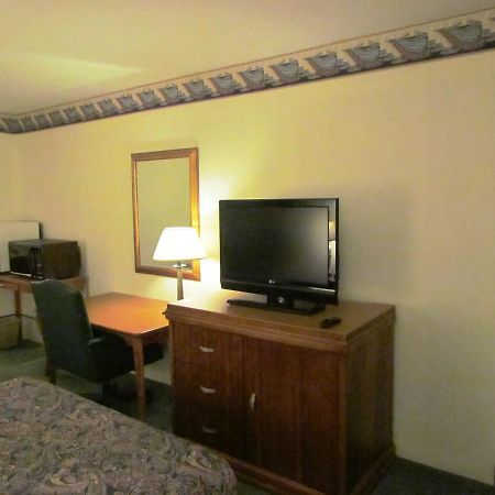 Travel Inn & Suites Frankfort Exterior photo